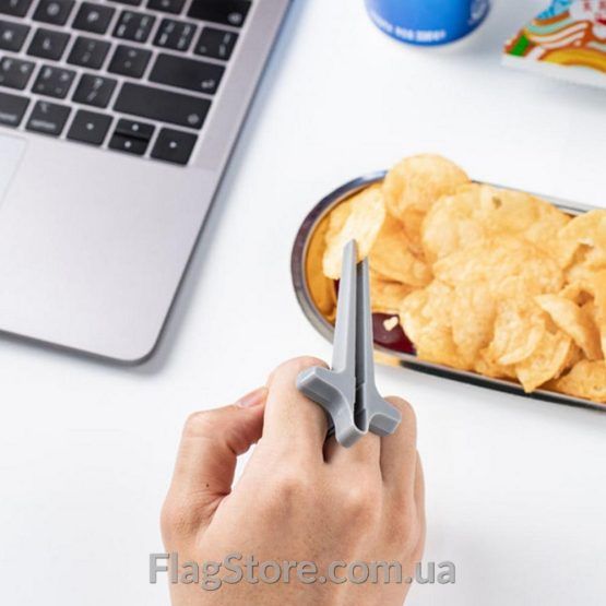 Щипцы для еды за компьютером и смартфоном — изображение 8