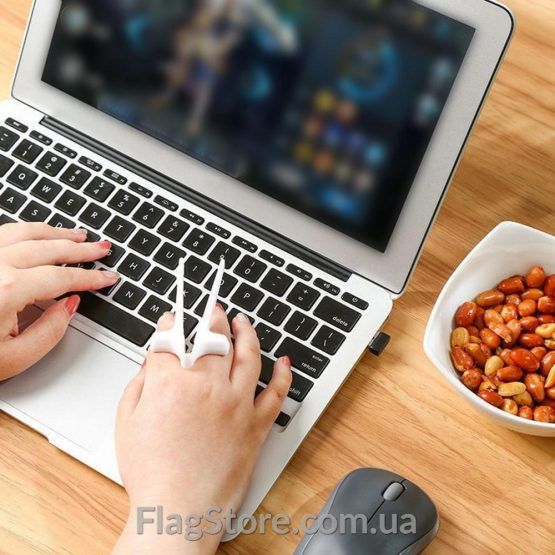 Щипцы для еды за компьютером и смартфоном — изображение 4