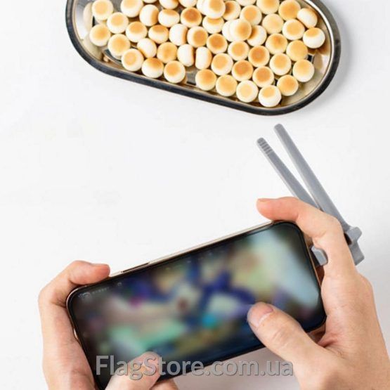 Щипцы для еды за компьютером и смартфоном — изображение 10